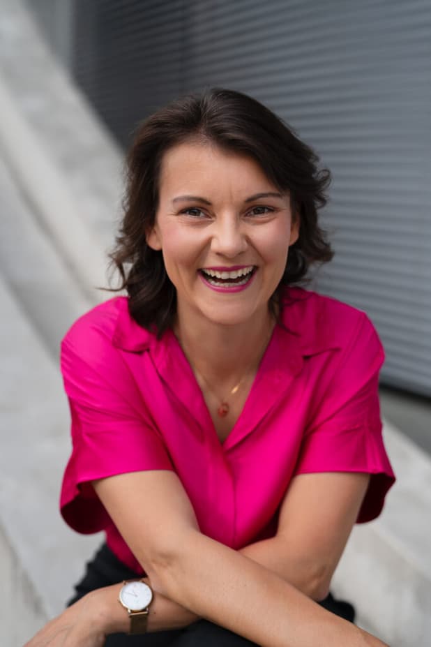 Leadership Coach: München, online & bundesweit. Als Coach begleite ich dich bei deinen Leadership-Themen. Auf dem Bild ist Coach Romy Möller mit einem Lächeln zu sehen, sie schaut direkt in die Kamera.