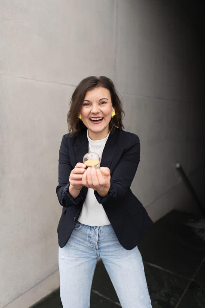 Leadership Coaching: München, bundesweit und online. Auf dem Bild ist Coach Romy Möller zu sehen, mit einem begeisterten Lächeln und voller Energie.