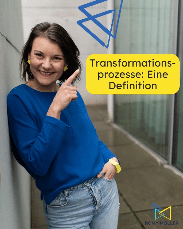 Transformationsprozesse Definition: Was bedeutet Transformation im Unternehmen und in der Schule überhaupt? Auf dem Foto ist Leadershipcoach Romy Möller zu sehen, sie lehnt an einer Wand und lächelt in die Kamera.