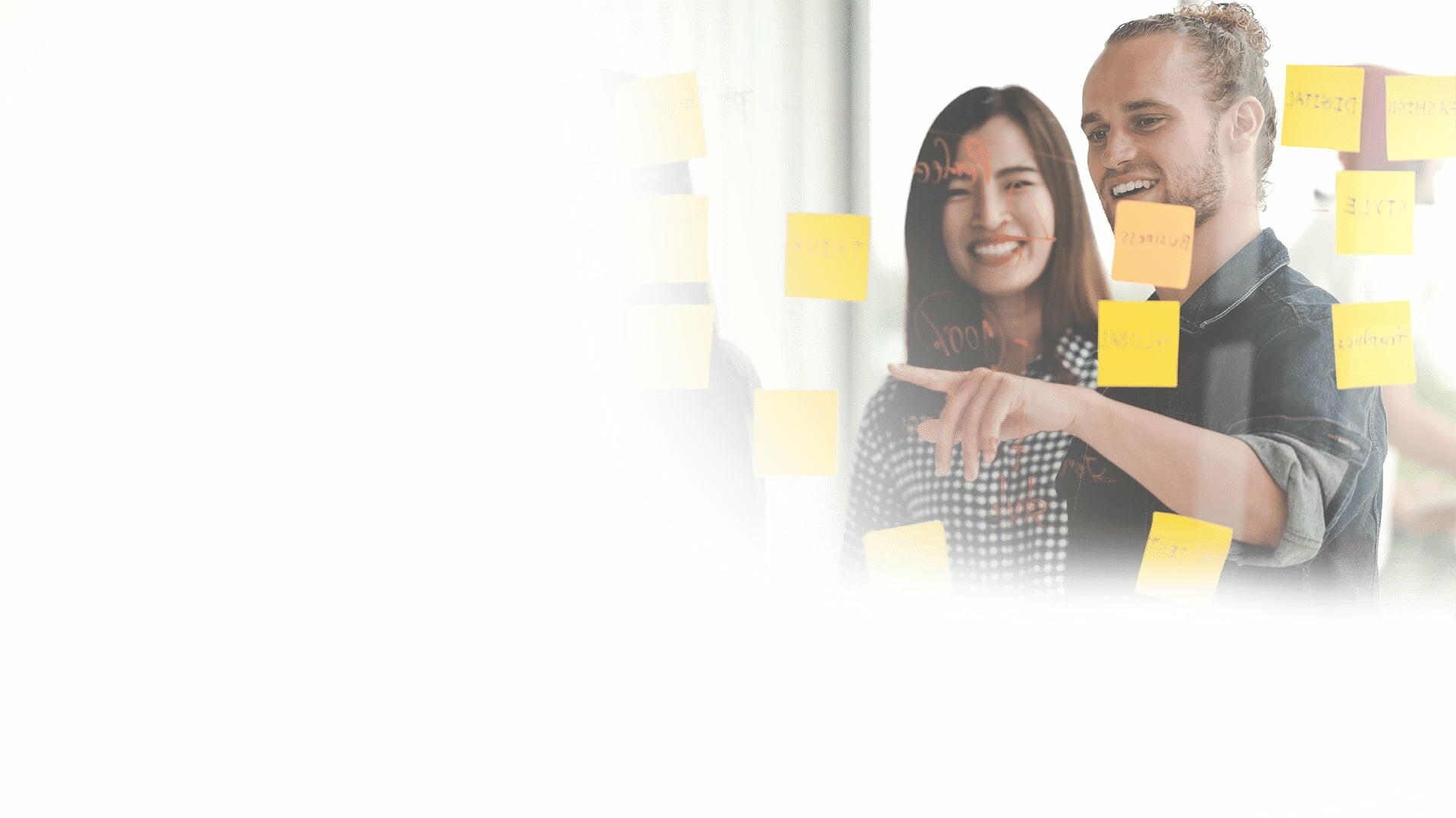 Leadership-Programm: Entwickle deine ganz persönliche Führungsvision und werde zur Führungskraft, die bewegt - im Innen und im Außen. Auf dem Bild siehst du zwei Personen, die gerade mit Post-its Ideen entwickeln.